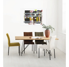 Esszimmer mit Holztisch, vier Stühlen und einem Gemälde an der Wand.