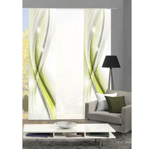 Salon avec rideaux coulissants, canapé, lampadaire et table