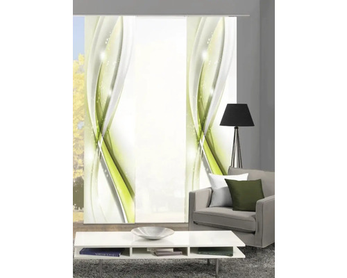 Salon avec rideaux coulissants, canapé, lampadaire et table