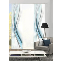 Salon avec rideaux coulissants au design abstrait, lampe, fauteuil et table