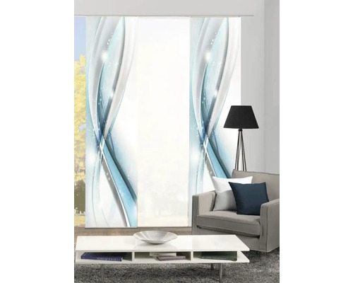 Salon avec rideaux coulissants au design abstrait, lampe, fauteuil et table