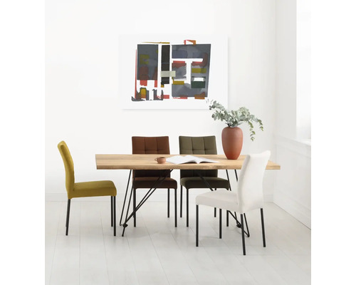 Esszimmer mit Holztisch und vier Stühlen mit Metallbeinen