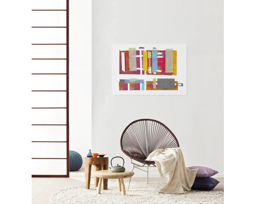 Salon avec tapis, fauteuil, tableau et tables d''appoint