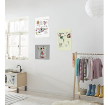 Helles Zimmer mit Wanddekoration mit den Disney Motiven Dumbo, Pinocchio und Peter Pan.