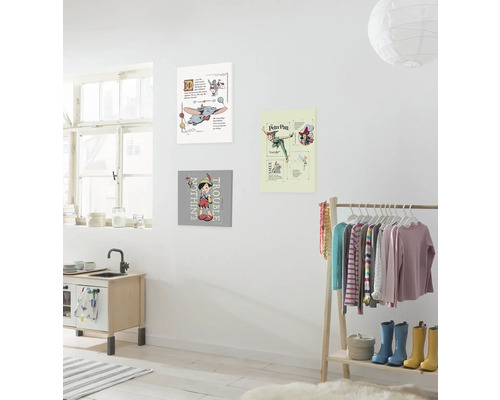 Helles Kinderzimmer mit Wanddekoration mit Dumbo, Peter Pan und Pinocchio Motiven