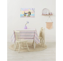 Chambre d''enfant décorative avec table, chaises et une peinture murale représentant Lilo et Stitch.