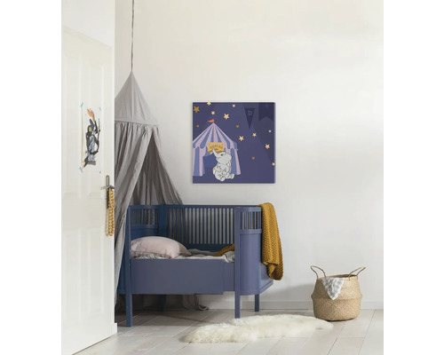 Kinderzimmer mit Kinderbett, Baldachin und Wandbild