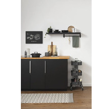 Küchenszene mit Küchenschrank, Regal, Küchenwagen und Teppich