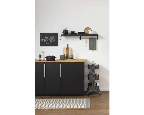 Küchenszene mit Küchenschrank, Regal, Küchenwagen und Teppich