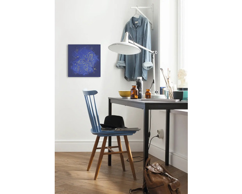 Arbeitszimmer mit Schreibtisch, Lampe, Stuhl und Wandbild