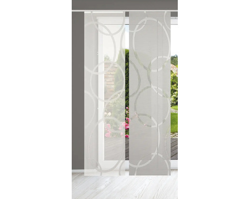 Schiebegardine mit Ringmuster vor einem Fenster