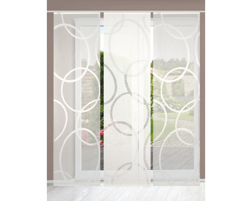 Dekoschals mit Kreisdesign vor einem Fenster