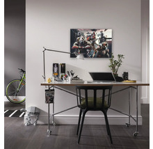 Büroarbeitsplatz mit Schreibtisch, Stuhl, Lampe und Star Wars Wandbild