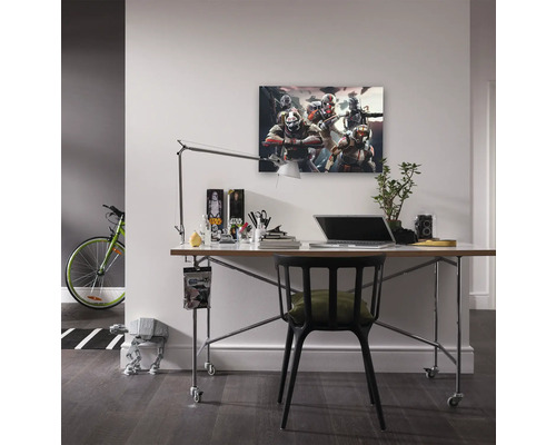 Büroarbeitsplatz mit Schreibtisch, Stuhl, Lampe und Star Wars Wandbild