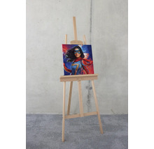 Gemälde von Ms. Marvel auf einer Holzstaffelei