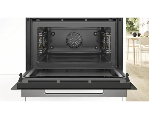 Geöffneter Backofen mit Innenraum und Ofenrosten