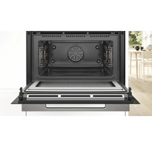 Geöffneter Backofen mit Innenraum und Grillrost