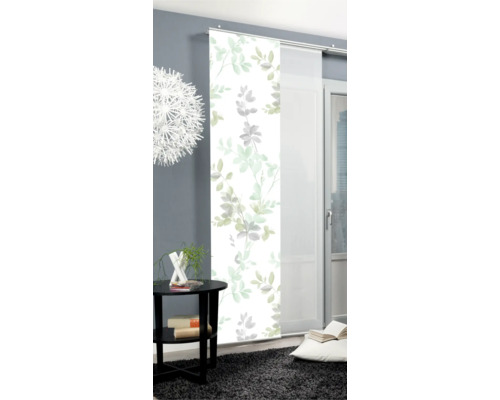 Pièce avec rideau coulissant à motif végétal, table d''appoint et tapis