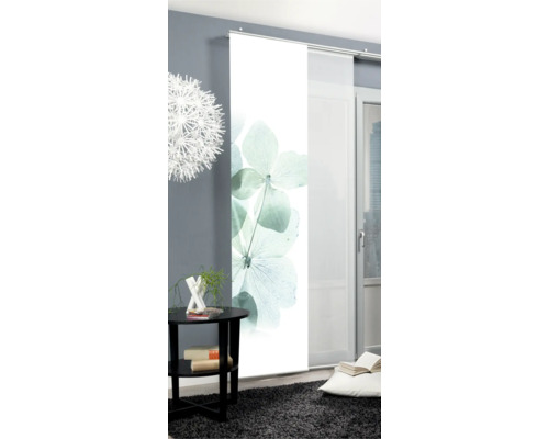 Vue d''une pièce avec rideau coulissant à motif floral