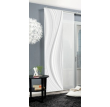 Scène avec rideau coulissant à motif ondulé, table, lampe et coussin