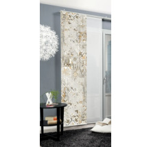 Espace de vie avec rideau coulissant à motifs, table et décoration