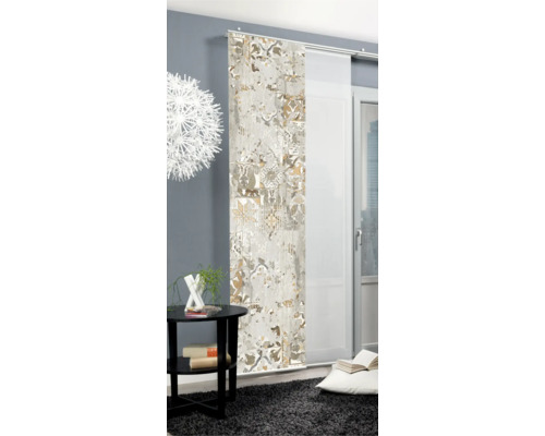 Espace de vie avec rideau coulissant à motifs, table et décoration