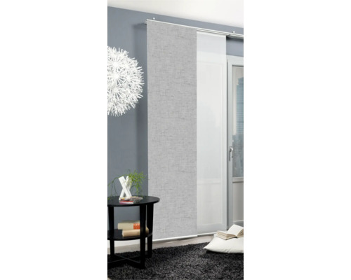 Intérieur avec rideau coulissant et éléments de décoration