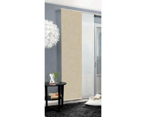 Salon moderne avec rideaux coulissants, table d''appoint et tapis