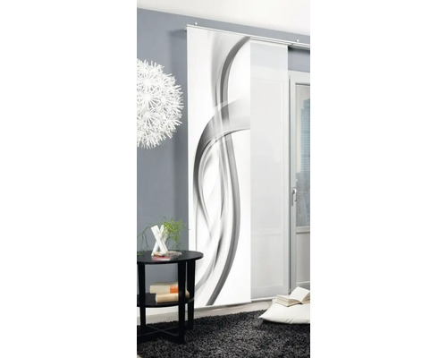 Salon avec rideau coulissant à motif abstrait, table d''appoint et décoration