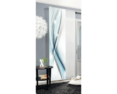 Panneau de rideau coulissant décoratif avec un design abstrait dans une pièce à vivre.