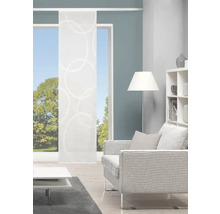 Salon avec rideau coulissant à motif circulaire, fauteuil, lampadaire et étagère