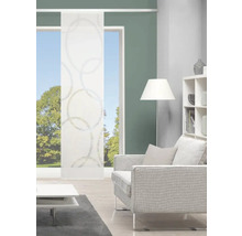 Wohnzimmer mit Schiebegardine mit Kreismuster, Sofa, Lampe und Regal