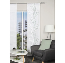 Salon avec panneaux coulissants, fauteuil et table d''appoint pour une ambiance claire et organisée.