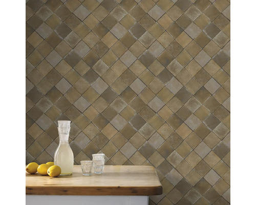 Wandgestaltung mit quadratischen Fliesen und Tisch mit Getränken