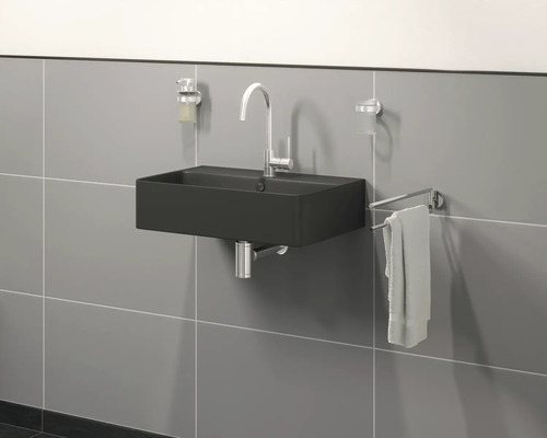 Modernes Badezimmer mit schwarzem Waschtisch, Armatur, Handtuchhalter und Seifenspender