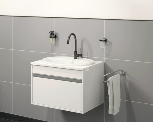 Badezimmer mit Waschbeckenunterschrank, Armatur, Seifenspender, Zahnputzbecher und Handtuchhalter