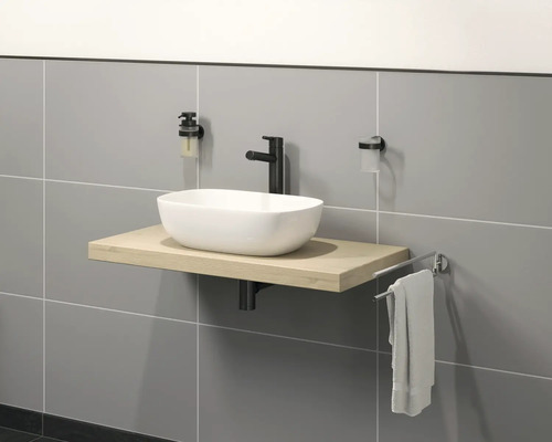 Badezimmer mit Aufsatzwaschbecken, Armatur, Seifenspender, Zahnputzbecher und Handtuchhalter