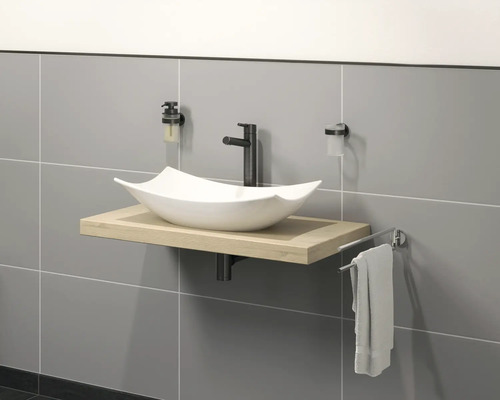 Salle de bains moderne avec lavabo à poser, élément en bois, robinetterie et porte-serviettes