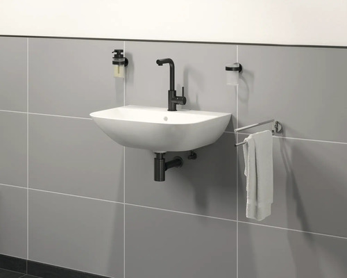 Modernes Badezimmer mit Waschbecken, Armatur, Seifenspender, Zahnputzbecher und Handtuchhalter