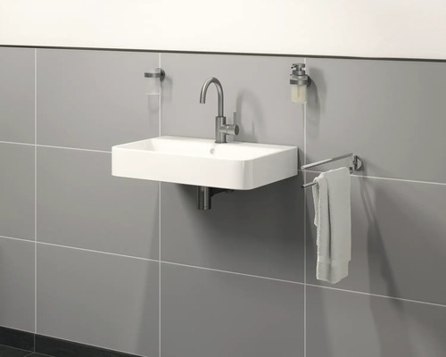 Badezimmer Waschbecken mit Armatur, Handtuch und Seifenspender