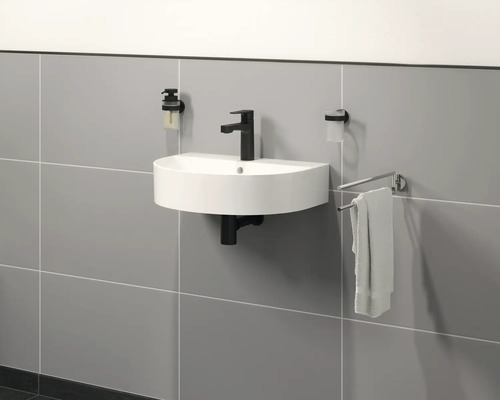 Modernes Badezimmer mit Aufsatzwaschbecken, Armatur, Seifenspender und Handtuchhalter an der Wand.