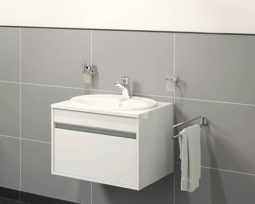 Badezimmer mit Waschbeckenunterschrank, Seifenspender, Becherhalter und Handtuchhalter