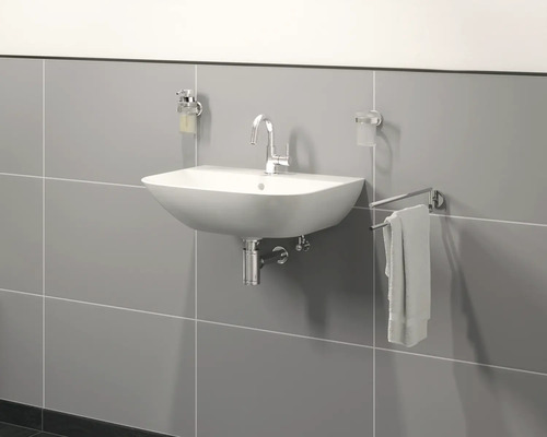 Badezimmer mit Waschbecken, Armatur, Handtuchhalter, Seifenspender und Becherhalter