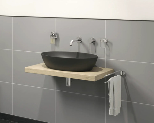 Salle de bains moderne avec lavabo à poser noir sur meuble bas en bois clair, robinet et porte-serviettes