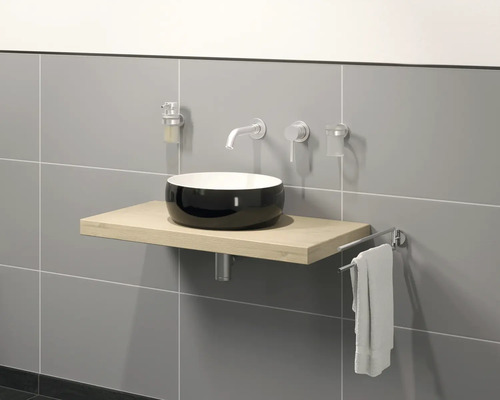 Waschbecken mit Armatur, Seifenspender, Zahnputzbecher und Handtuchhalter im Badezimmer