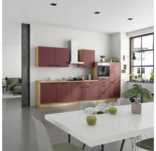 Cuisine claire avec évier, cuisinière, hotte et table à manger