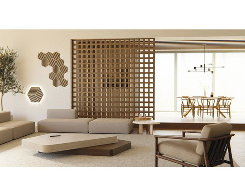 Wunnzëmmer mat Couch, Dësch, Holz Raumdeeler an dekorativen Wandpaneele