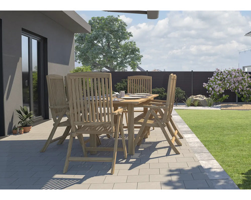 Scène de jardin avec table et chaises en bois sur une terrasse