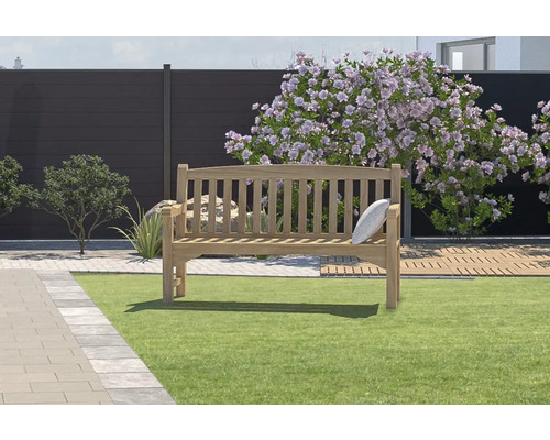 Jardin avec un banc en bois, une pelouse et une clôture