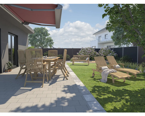 Gartenszene mit Markise, Gartentischgruppe, Gartenbank und Gartenliegen auf einer Rasenfläche.